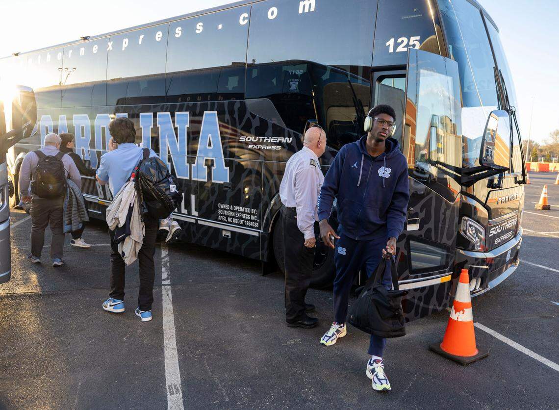 North Carolina forward Drake Powell (9) steps off the team bus as the Tar Heels arrive at the University of Dayton Arena for the First Four in the NCAA Tournament on Monday, March 17, 2025 in Dayton, Ohio. The team was delayed after issues with their charter flight.