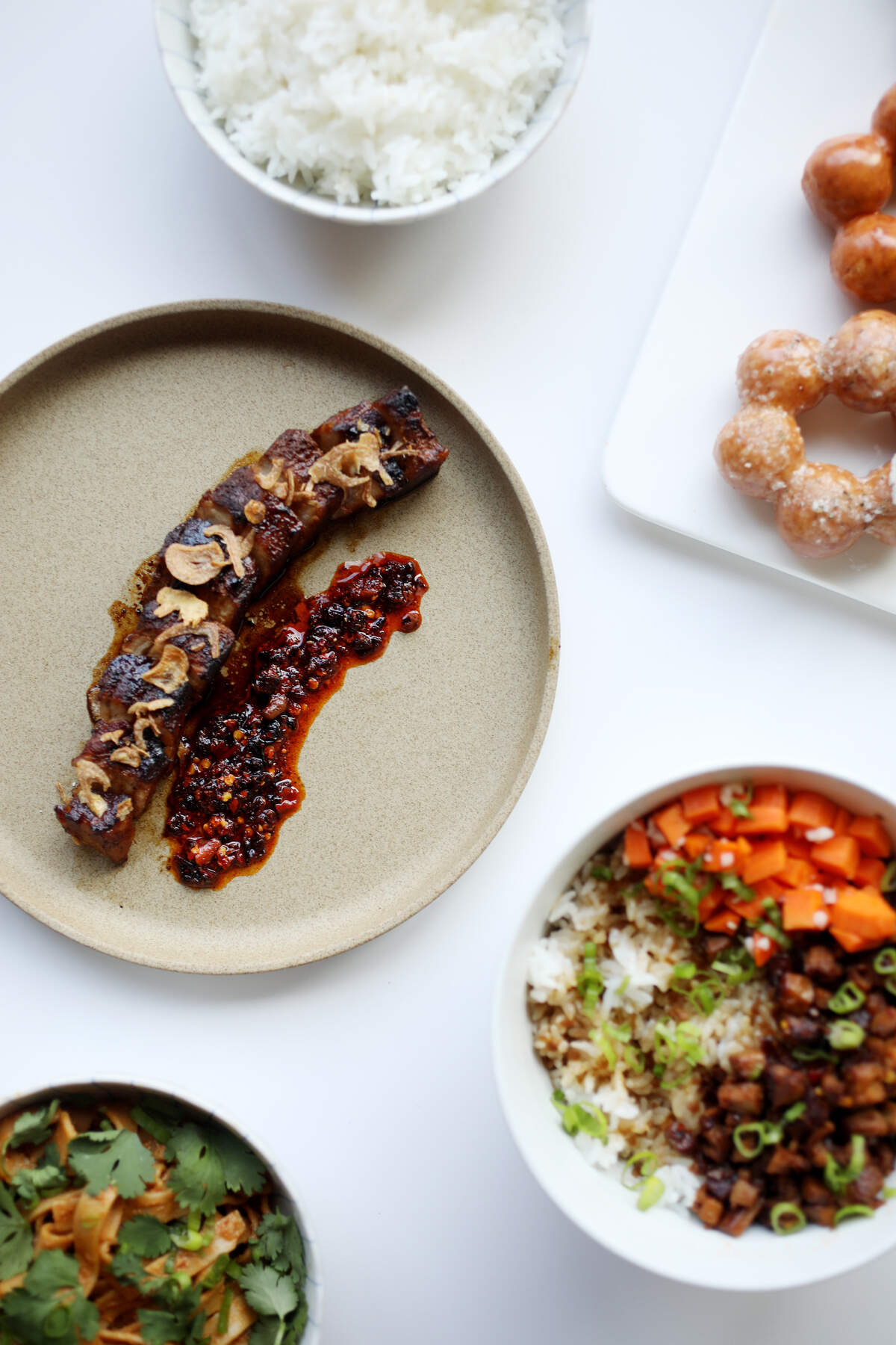 Heirloom Brewshop’s deceptively modest menu covers a diverse territory with fewer than a dozen listings. Most of the seasonally changing offering is vegetarian, vegan and/or gluten-free, making them an epicurean nirvana for healthy lifestyles.