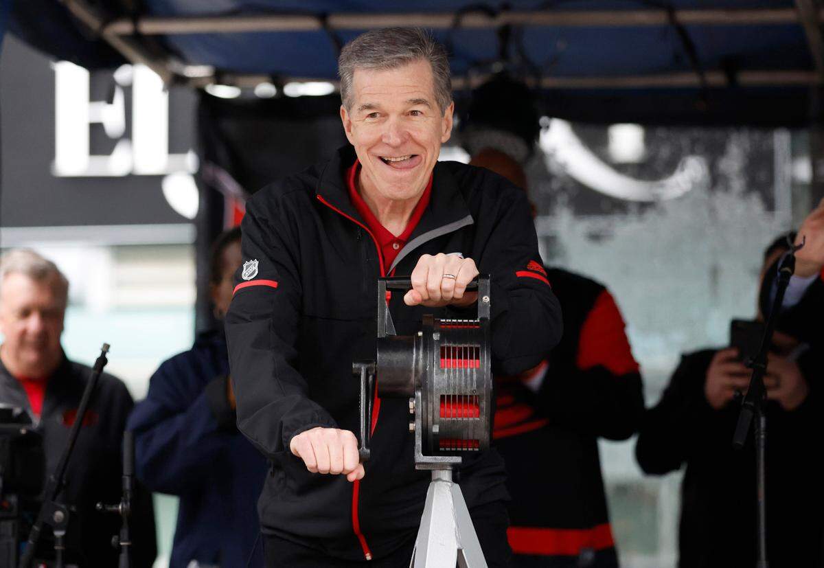 N.C. Gov. Roy Cooper prepares to crank the warning siren to kick off the Carolina Hurricanes Fan Fest in downtown Raleigh on Feb. 17, 2023. The festival was part of the festivities before the Carolina Hurricanes’ Stadium Series outdoor game against the Washington Capitals at Carter-Finley Stadium.
