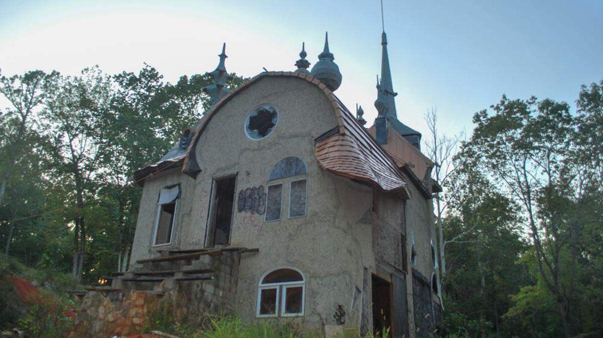 Castle Mont Rouge, located 25 minutes north of Durham, looks plucked straight from a fairy tale: a bona fide castle, nestled among a stand of trees. Though it’s complete with turrets, gargoyles, rounded grey walls and a sloping roof, the castle is not the polished work of a professional builder.