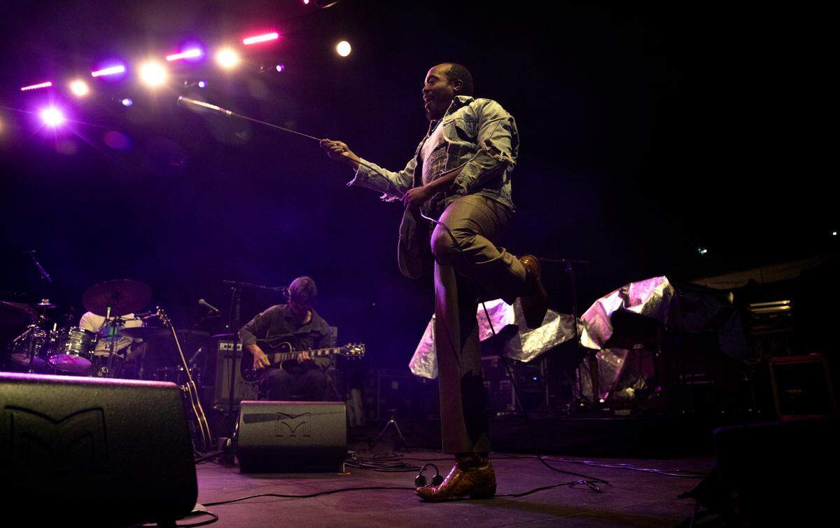 Durand Jones twirls the mic as he performs Saturday night, Oct. 7, 2023 supporting Band Together’s Mighty Giveback.