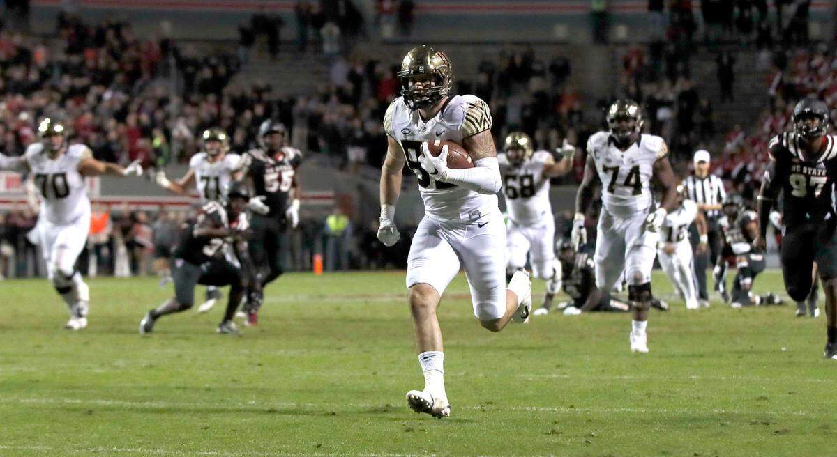 Wake Forest’s Jack Freudenthal (86) scores on a 32-yard touchdown reception with 30 seconds left in the game during Wake Forest’s 27-23 victory over N.C. State at Carter-Finley Stadium in Raleigh, N.C., Thursday, Nov. 8, 2018.