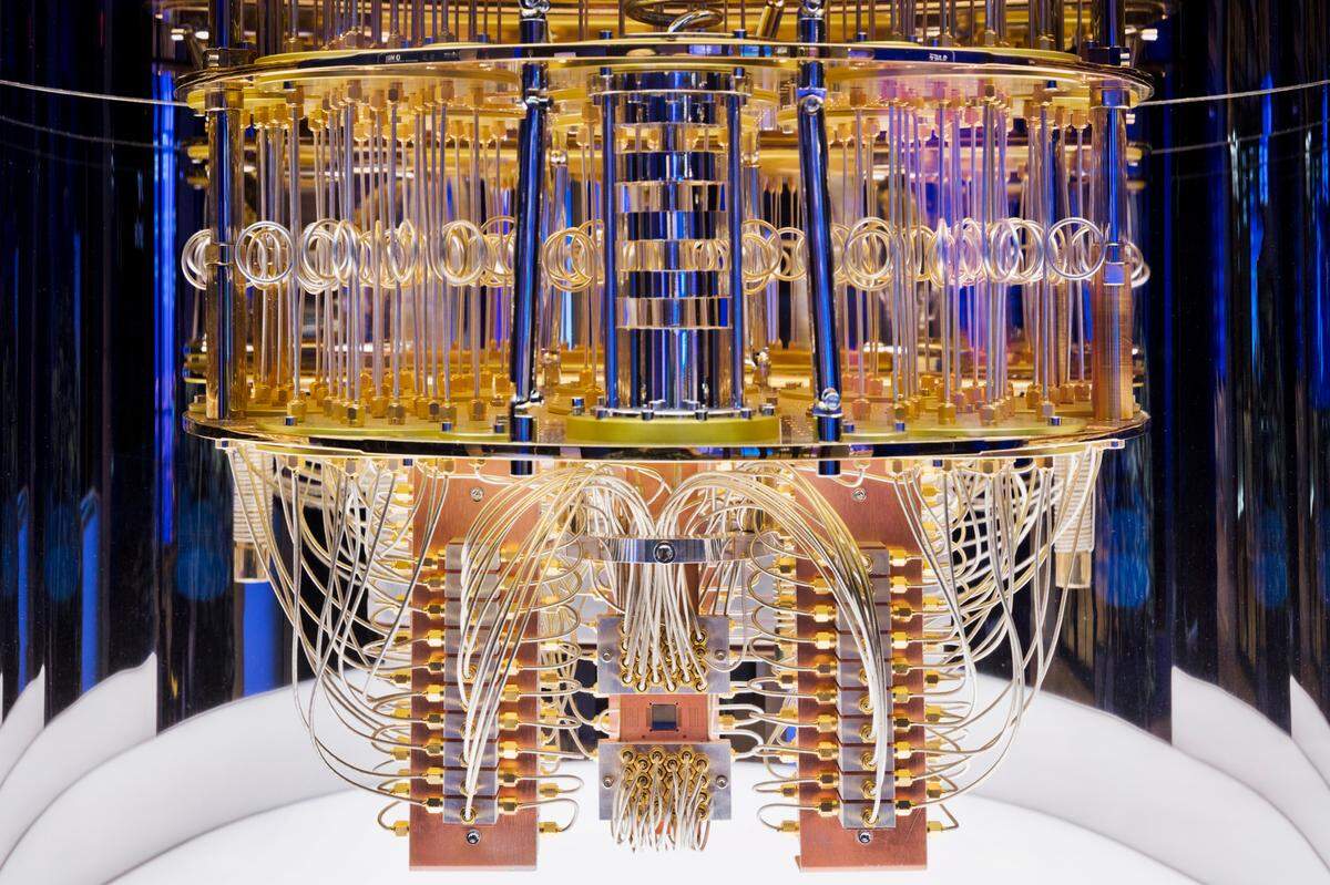 The IBM quantum computer ”chandelier” in Yorktown Heights, New York.