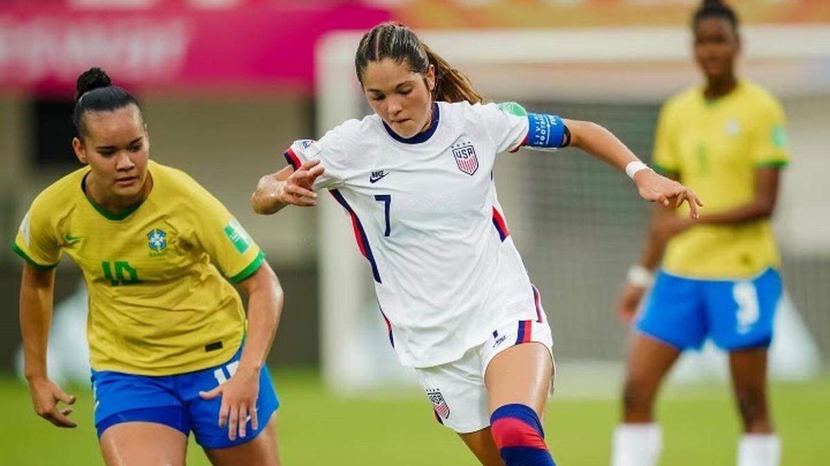 Riley Jackson (7) dribbles the ball while playing for the U.S. Youth National Team at the 2022 U-17 World Cup.
