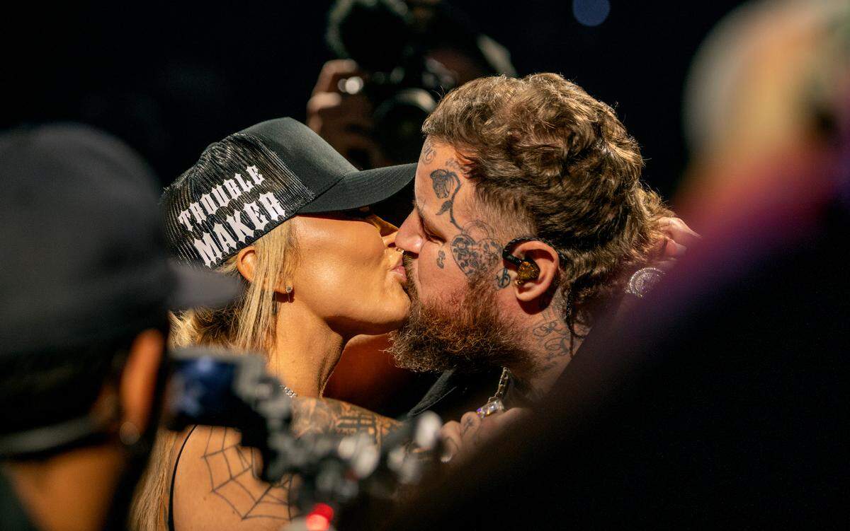 Jelly Roll shares a kiss with wife Bunnie XO before heading up the steps and onto one of two stages at the Lenovo Center.