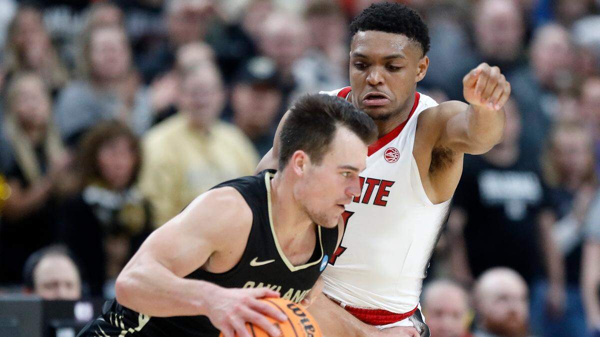 N.C. State’s Casey Morsell pressures Oakland’s Jack Gohlke during the second half of the Wolfpack’s 79-73 overtime win in the second round of the NCAA Tournament on Saturday, March 23, 2024, at PPG Paints Arena in Pittsburgh, Pa.