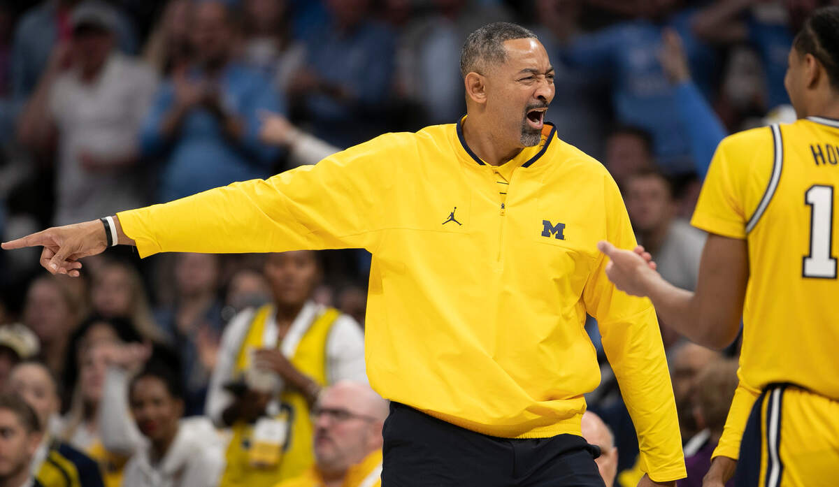 Michigan coach Juwan Howard has a word with his son Jett Howard (13) in the first half against North Carolina on Wednesday, December 21, 2022 at the Spectrum Center in Charlotte, N.C.