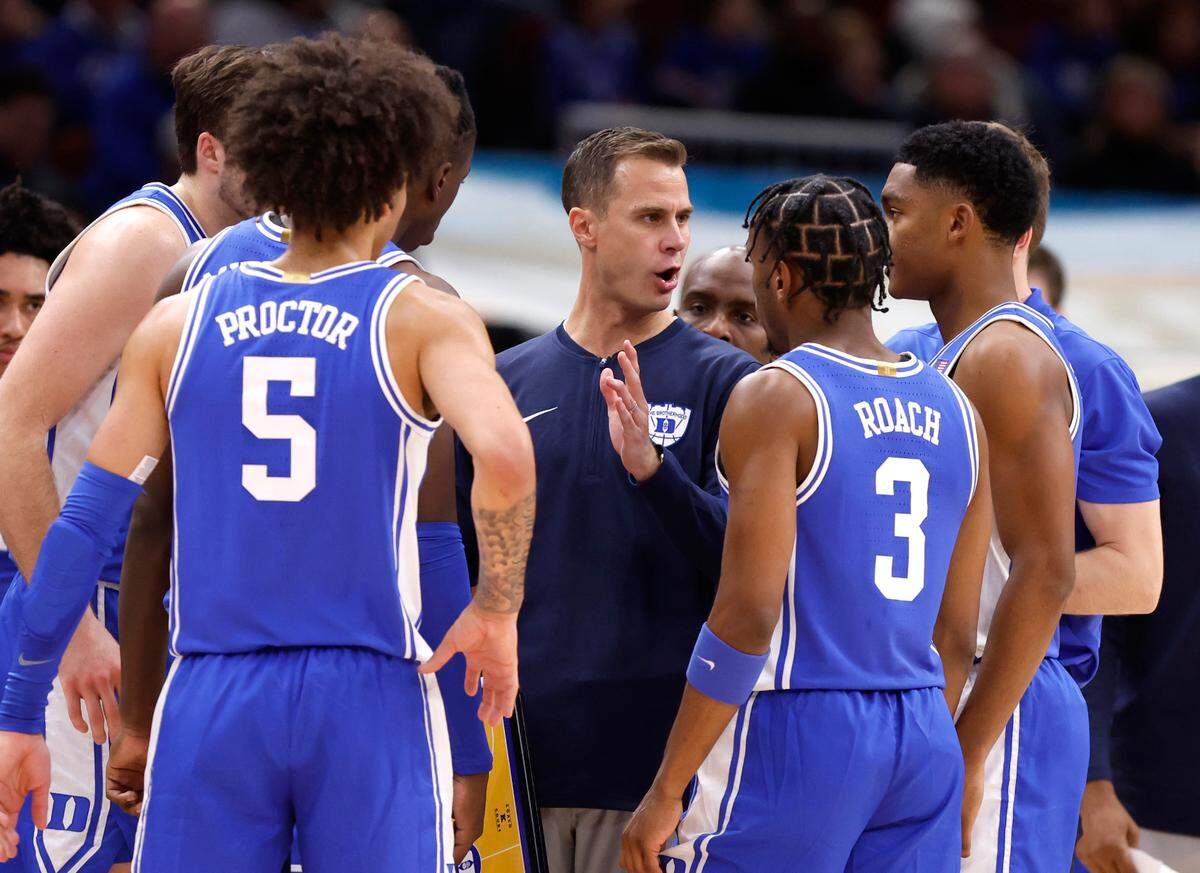 Duke head coach Jon Scheyer talks with the team during the first half of Duke’s game against Michigan State in the Champions Classic at the United Center in Chicago, IL, Tuesday, Nov. 14, 2023.