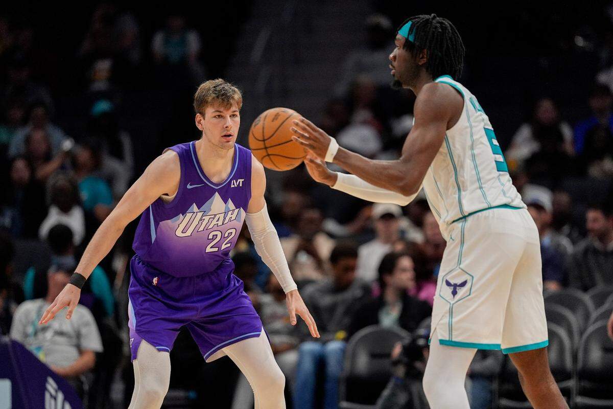 Utah Jazz forward Kyle Filipowski (22) watches Charlotte Hornets center Mark Williams (5) as he passes the ball during Tuesday’s second half at Spectrum Center in Charlotte. Jim Dedmon-Imagn Images