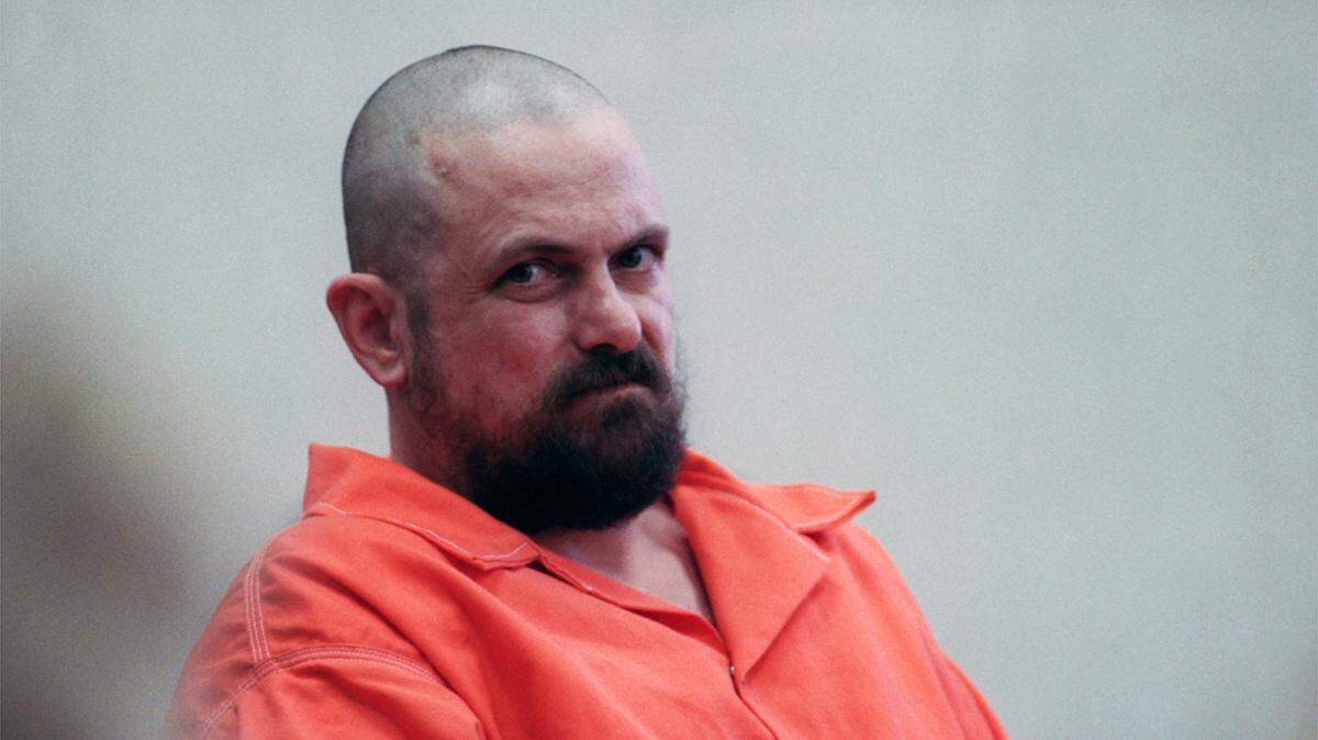 Allen Holman, who was sentenced to death for killing his wife in front of an Apex police officer in 1997, has died of natural causes.