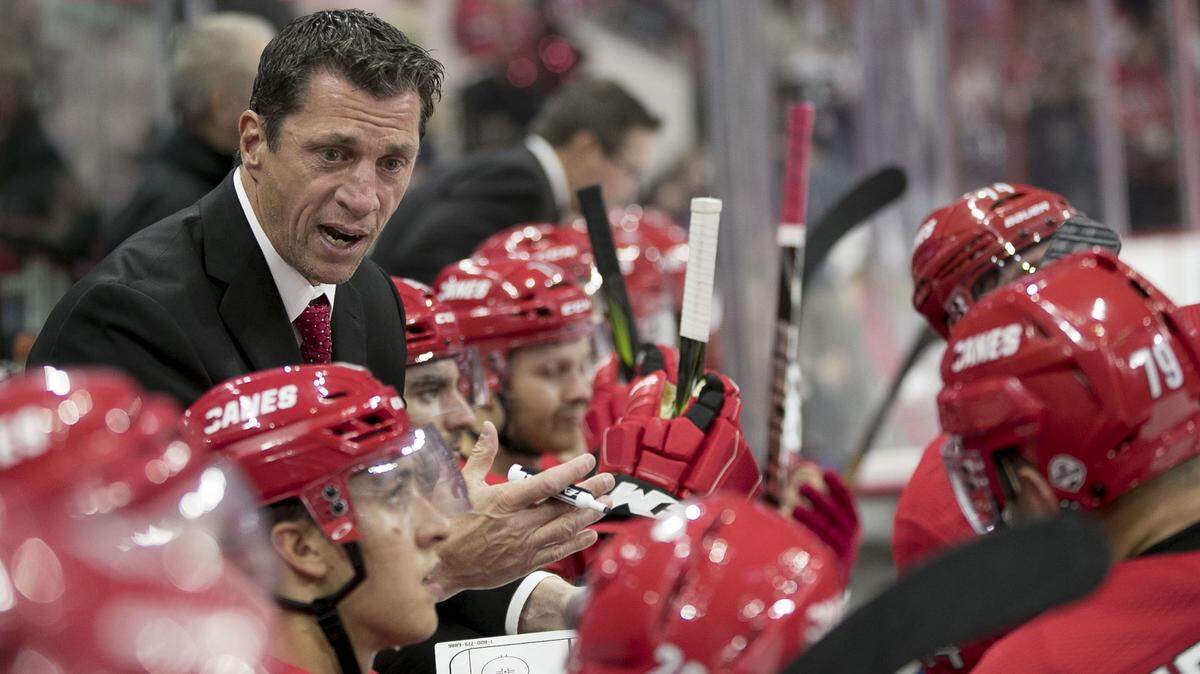 Carolina Hurricanes’ coach Rod Brind’Amour huddles with his players late in the third period against the New York Islanders on Thursday, October 4, 2018 at PNC Arena in Raleigh
