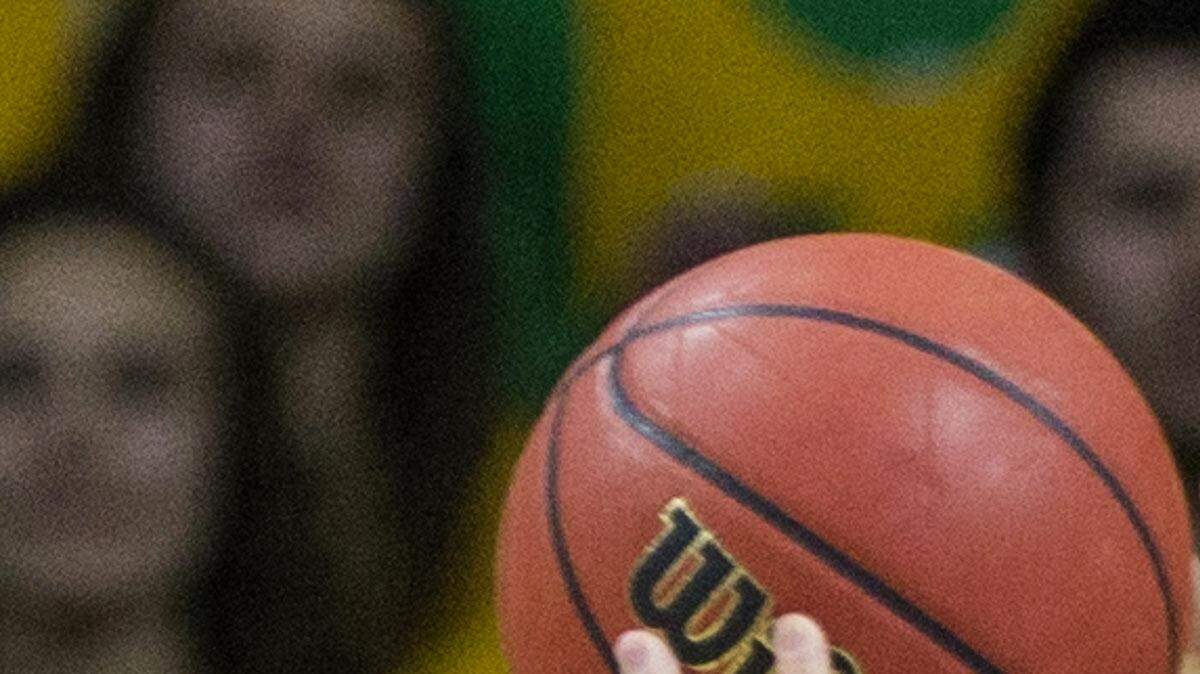 Notre Dame’s Rex Pflueger (0) shoots over North Carolina’s Marcus Paige (5) during the first half of Notre Dame’s 80-76 win Feb. 6, 2016, in South Bend, Ind.