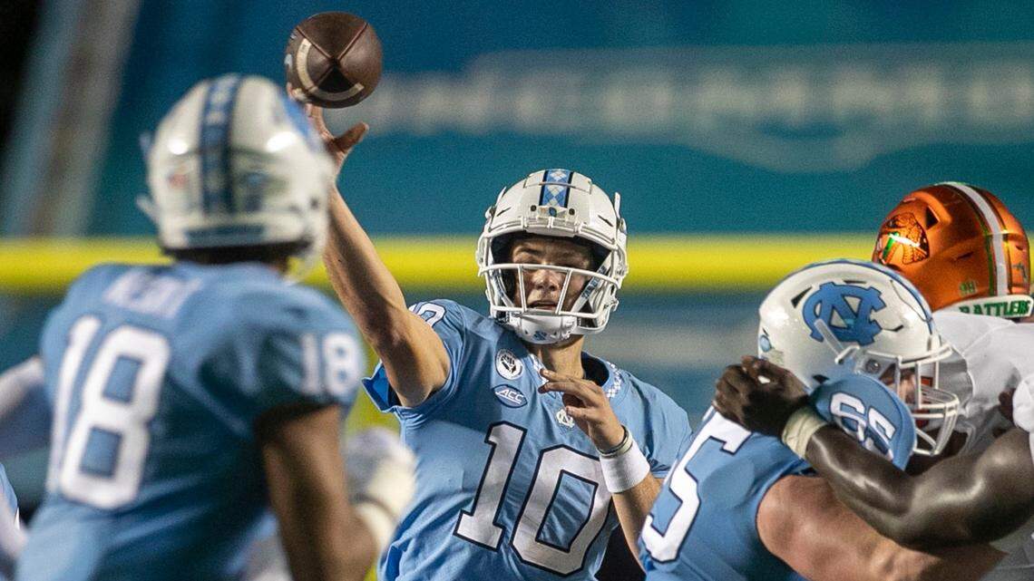 North Carolina quarterback Drake Maye (10) passes to Bryson Nesbit (18) in the second quarter on Saturday, August 27, 2022 at Kenan Stadium in Chapel Hill, N.C.
