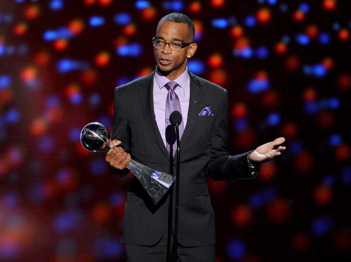 Stuart Scott accepts the 2014 Jimmy V Perseverance Award onstage during the 2014 ESPYS at Nokia Theatre L.A. Live on July 16, 2014 in Los Angeles, California.