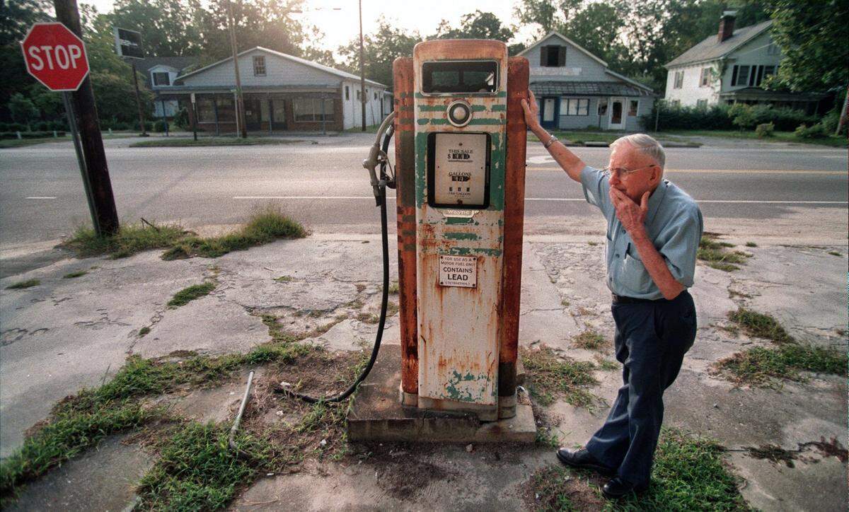 A 1995 photo shows William Henry Parker as recollects about when Highway 17 (background) was the main route from New York to Florida before the construction of I-95.