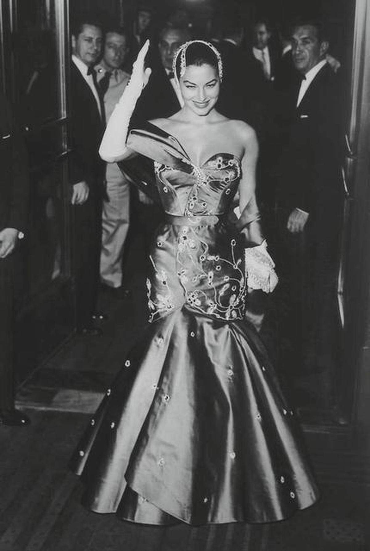 Ava Garner at the premiere of “The Barefoot Contessa,” wearing the tiara that is part of an exhibit at the Smithfield museum.