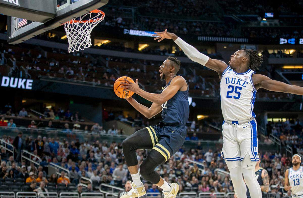 Oral Roberts’ Patrick Mwamba (32) drives to the basket under Duke’s Mark Mitchell (25) in the first half during the first round of the NCAA Tournament on Thursday, March 16, 2023 at the Amway Center in Orlando, Fla.
