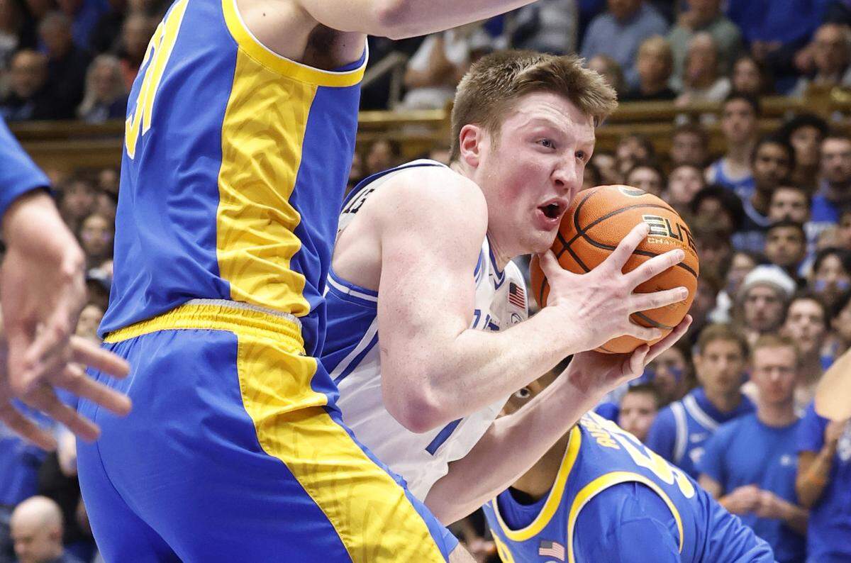 Duke’s Kon Knueppel (7) drives past Pittsburgh’s Jorge Diaz Graham (31) during the first half of Duke’s game against Pitt at Cameron Indoor Stadium in Durham, N.C., Tuesday, Jan. 7, 2025.