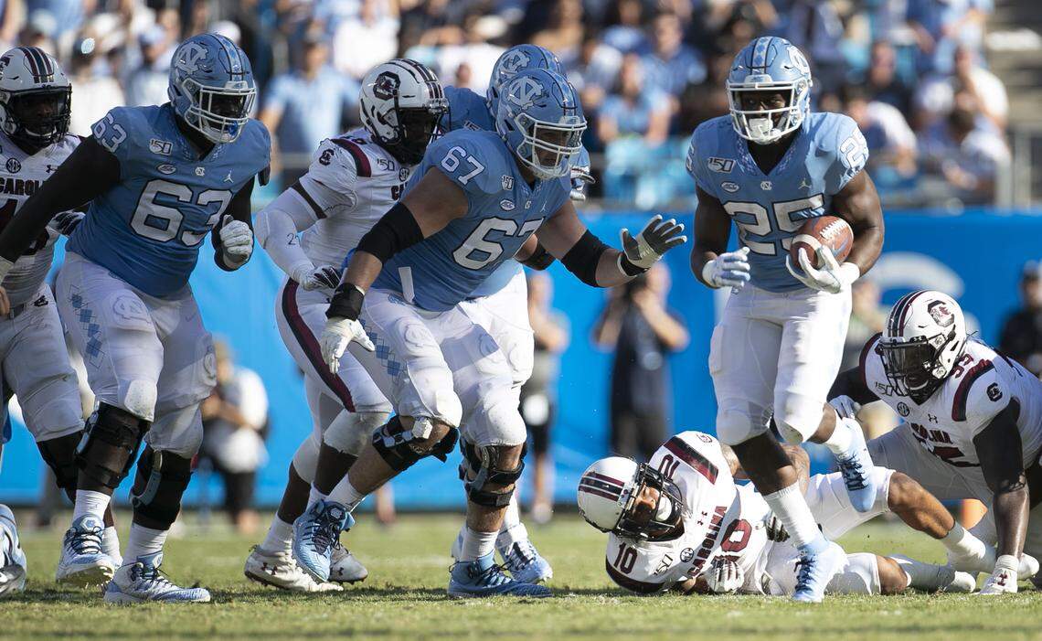North Carolina’s Javonte Williams (25) breaks open on a 25-yard run in the third quarter against South Carolina on Saturday, August 31, 2019 at Bank of America Stadium in Charlotte, N.C.