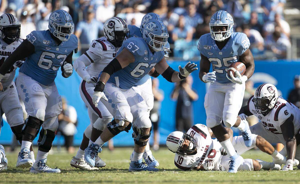 North Carolina’s Javonte Williams (25) breaks open on a 25-yard run in the third quarter against South Carolina on Saturday, August 31, 2019 at Bank of America Stadium in Charlotte, N.C.