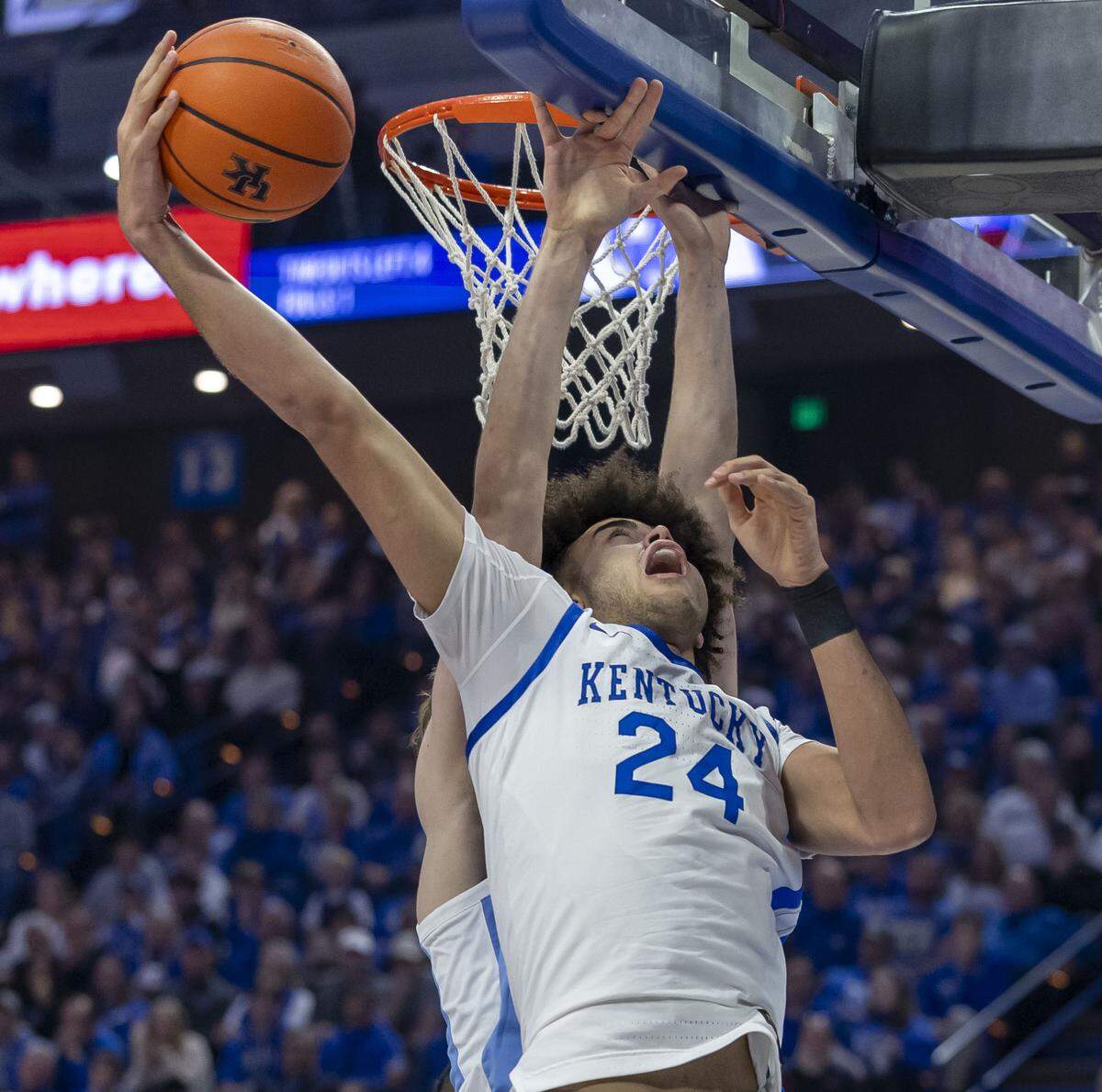 Kentucky center Malachi Moreno (24) muscles his way to the basket against North Carolina center Henri Veesaar (13) in the first half on Tuesday, December 2, 2025 at Rupp Arena in Lexington, Ky.