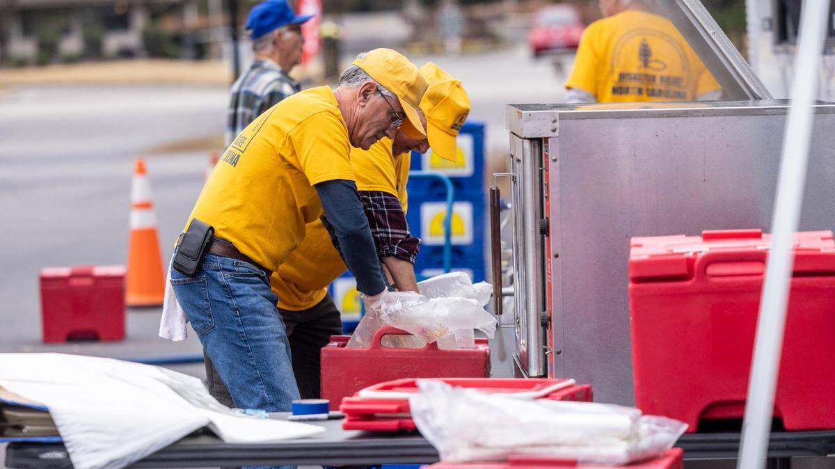 As Moore County spent days in the dark, residents sought to share the light of hope