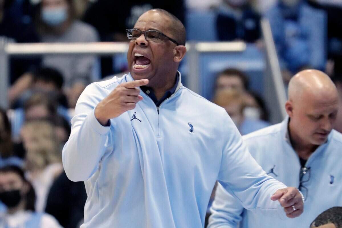 North Carolina head coach Hubert Davis directs the team against Virginia during the first half of an NCAA college basketball game Saturday, Jan. 8, 2022, in Chapel Hill, N.C. (Photo/Chris Seward)