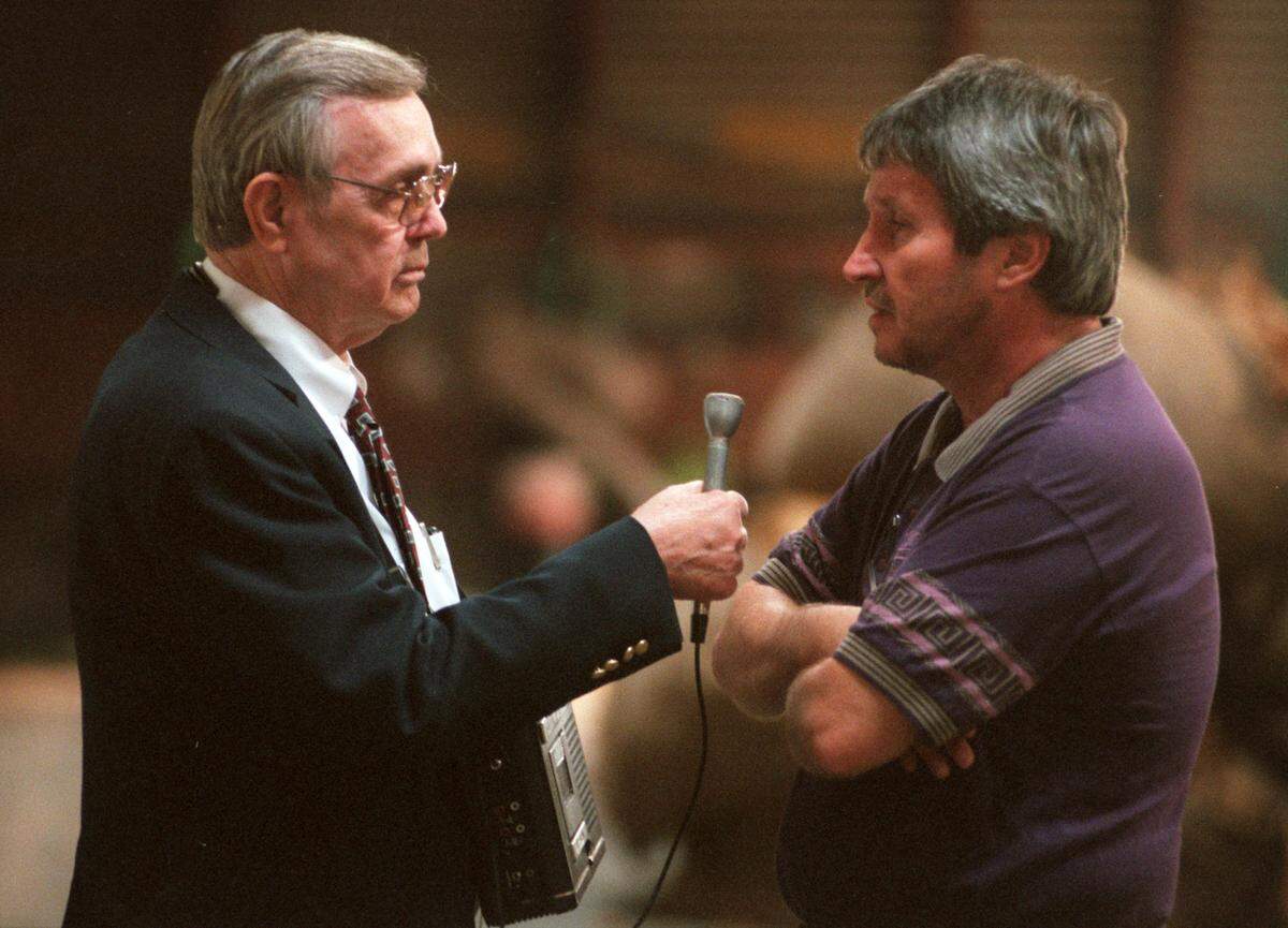 Carl Lamm interviews Steve Stephenson of Riverside Planters Tobacco Warehouse for his afternoon radio show in 1997.