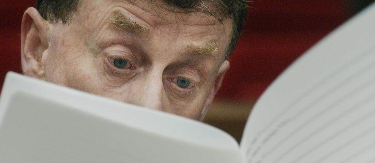 Michael Peterson reviews court documents from his seat in the courtroom as jury selection continues Monday morning, May 19, 2003.