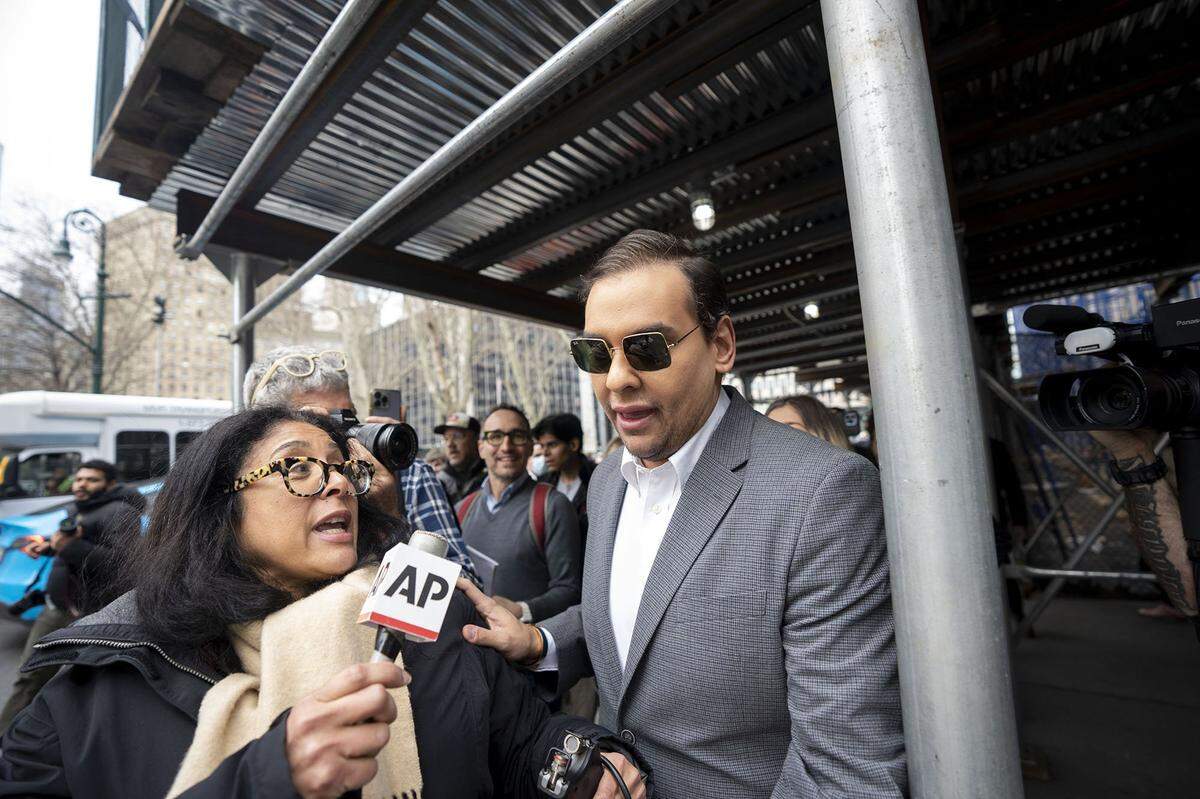 ep. George Santos walks on a sidewalk a block away from the Manhattan Criminal Courthouse on Tuesday, April 4, 2023.