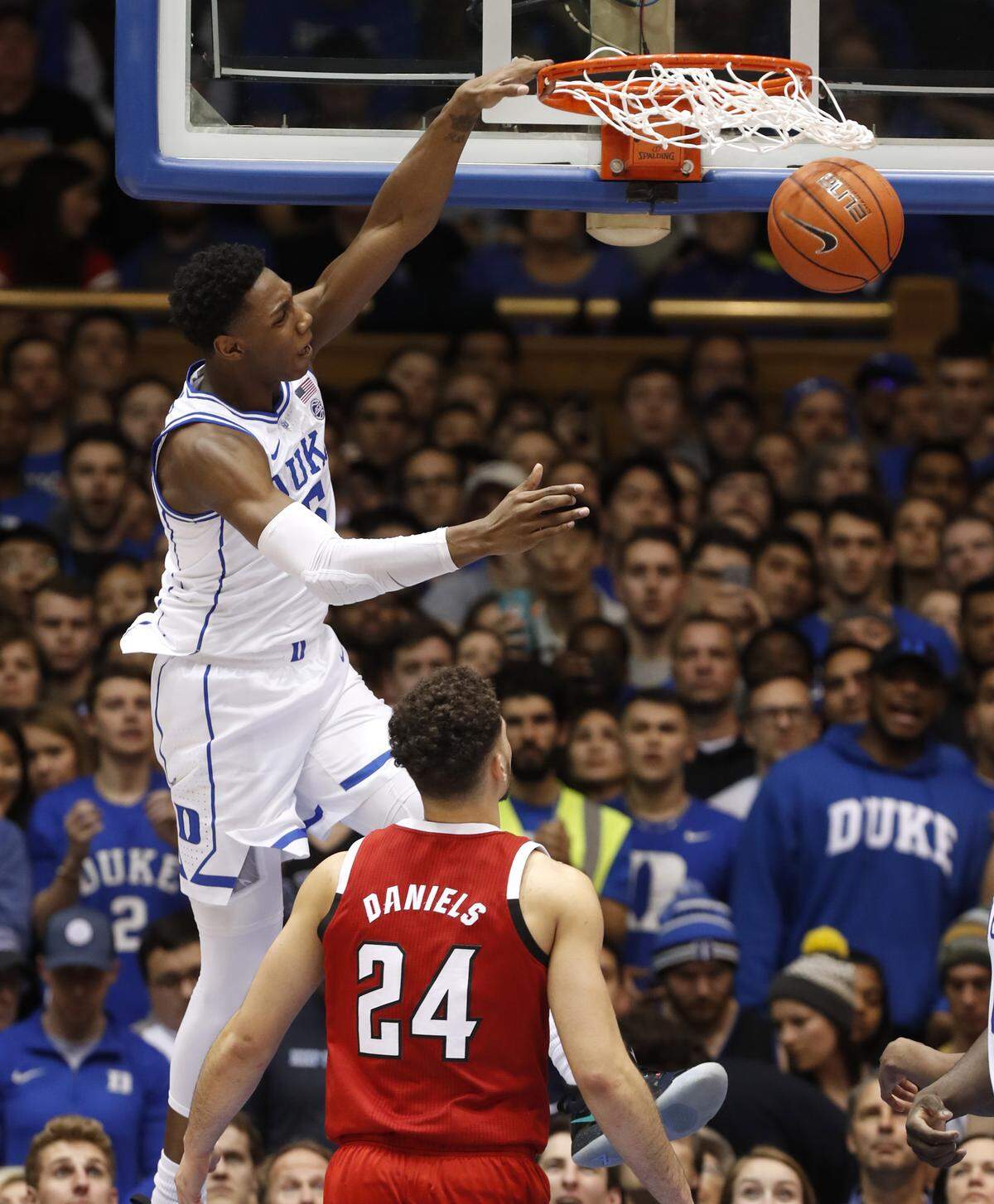 Duke’s RJ Barrett (5) slams in two during the second half of Duke’s 94-78 victory over N.C. State at Cameron Indoor Stadium in Durham, N.C., Saturday, Feb. 16, 2019.