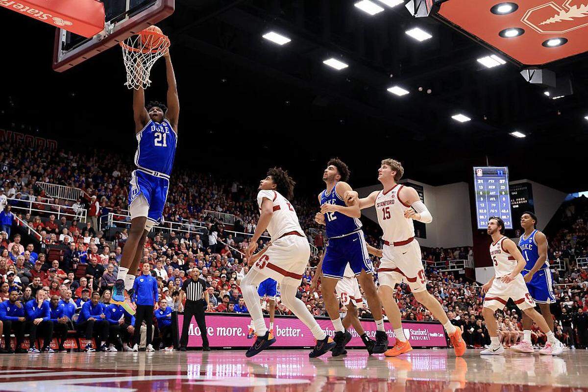 PALO ALTO, CALIFORNIA - JANUARY 17: Patrick Ngongba II #21 of the Duke Blue Devils goes up for a dunk against the Stanford Cardinal during the second half at Stanford Maples Pavilion on January 17, 2026 in Palo Alto, California. (Photo by Ezra Shaw/Getty Images)