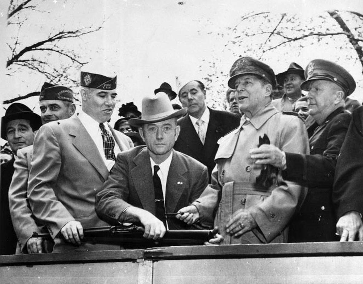 “Carbine” Williams (center) with General Douglas MacArthur (right).