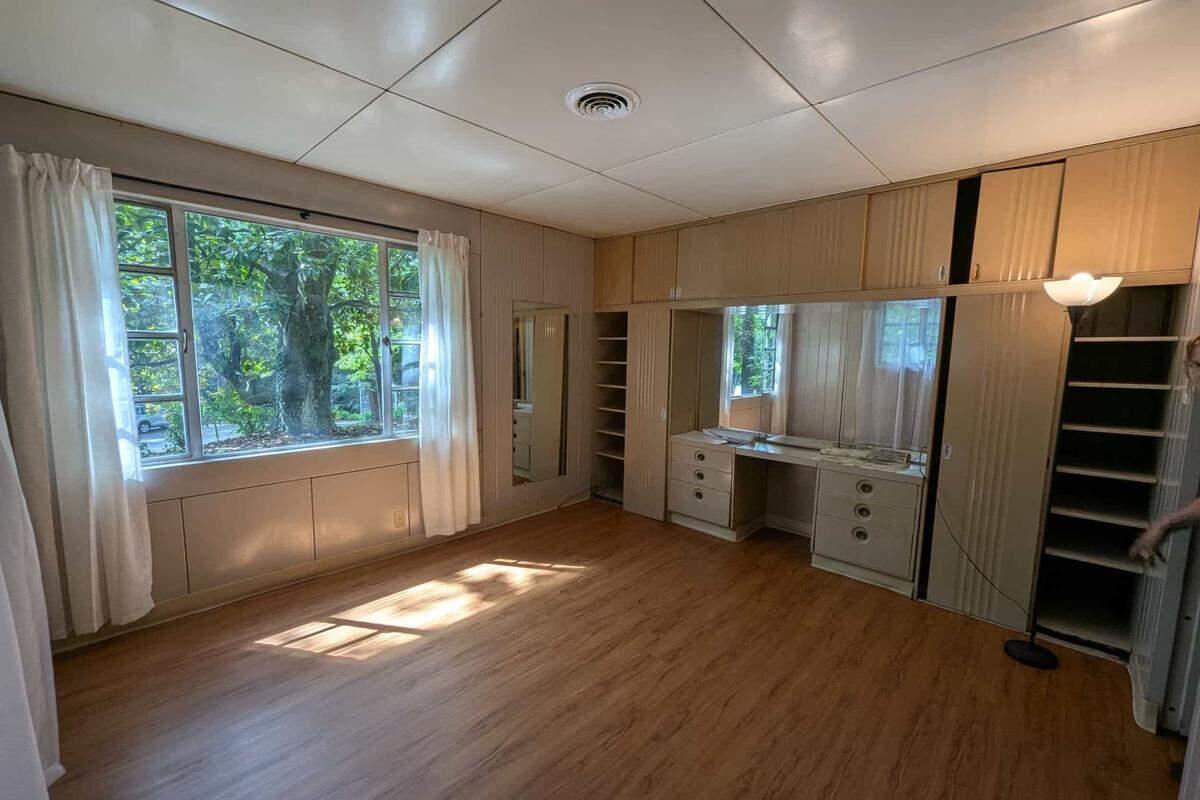 An inside look at a historic Lustron house in Chapel Hill.