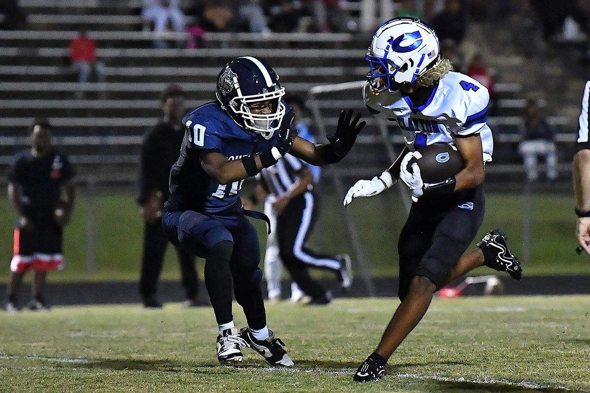 Clayton wide receiver TJ Campbell (4) runs for the touchdown against Southeast Raleigh defensive back Mykale Tinsley (10) during the first half. The Southeast Raleigh Bulldogs and the Clayton Comets met in a non-conference football game in Raleigh, N.C. October 3, 2025