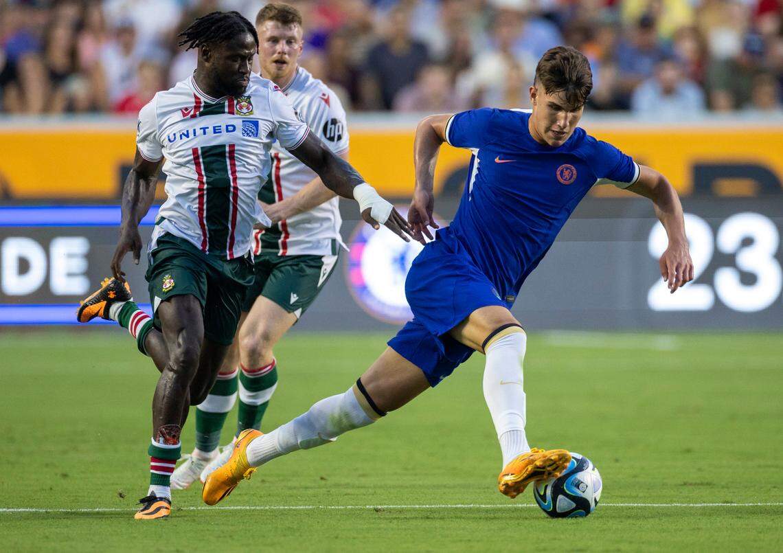 Chelsea’s Cesare Casadei (40) controls the ball at midfield during the first half against Wrexham, during their FC Series game on Wednesday, July 19, 2023 at Kenan Stadium in Chapel Hill, N.C.