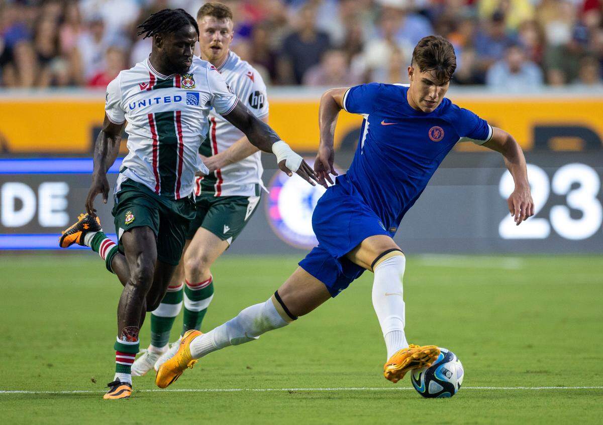Chelsea’s Cesare Casadei (40) controls the ball at midfield during the first half against Wrexham, during their FC Series game on Wednesday, July 19, 2023 at Kenan Stadium in Chapel Hill, N.C.