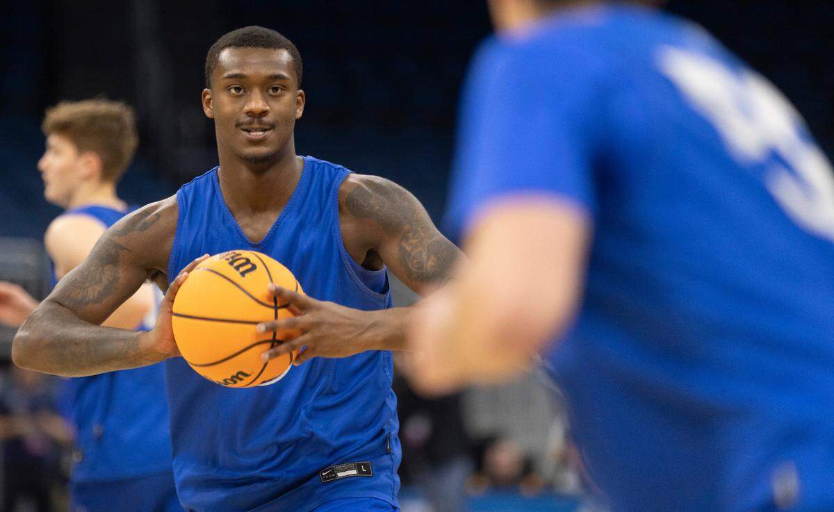 Duke’s Dariq Whitehead (0) passes to Spencer Hubbard (55) during the Blue Devils’ practice on Wednesday, March 15, 2023 at the Amway Center in Orlando, Fla.