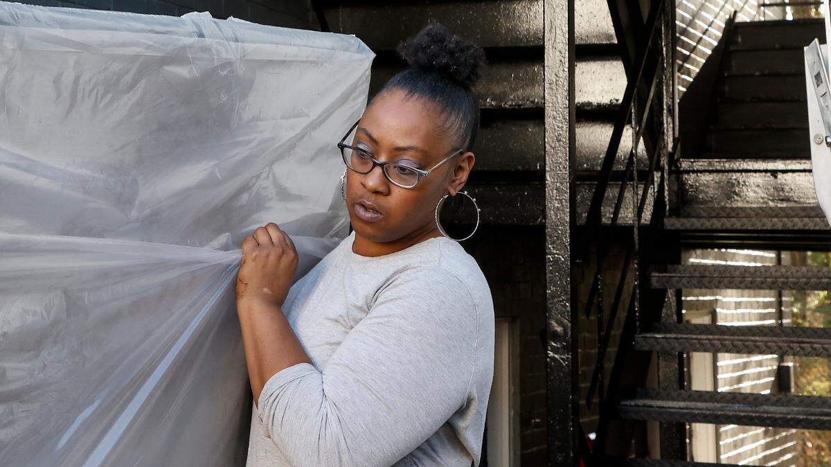 Portia Watson moves belongings out of her apartment in Durham on Dec. 30, 2022.
