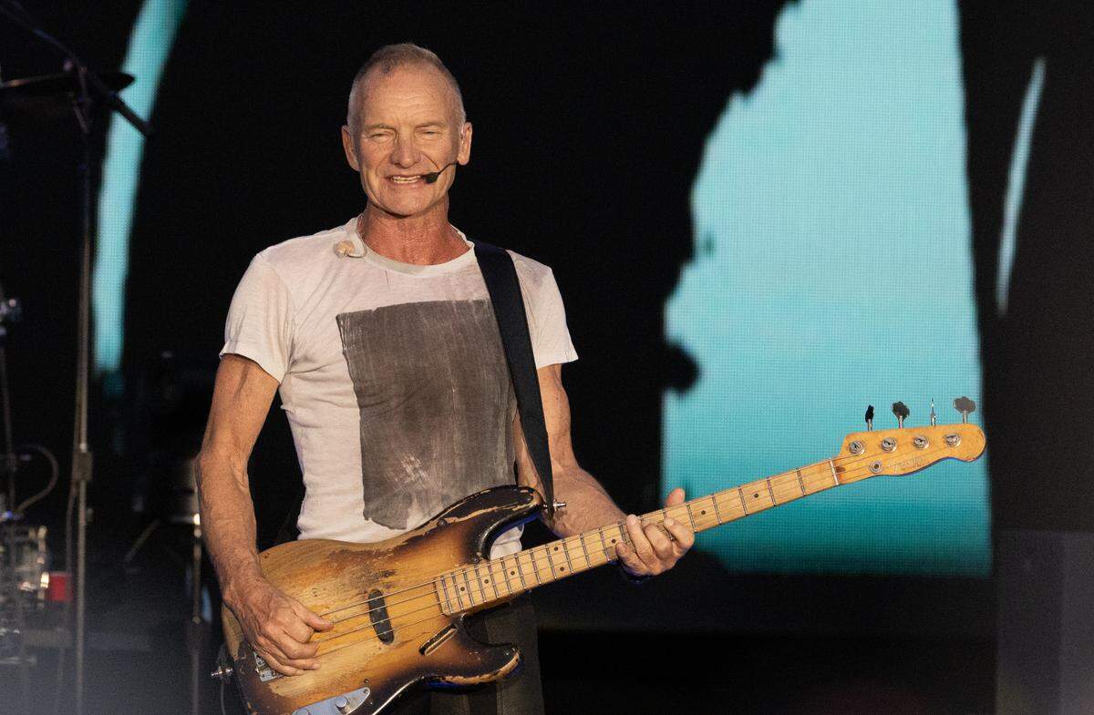 Flashing his smile at the Gen-X heavy crowd, Sting opens the show with “Message in a Bottle” from his days with The Police.