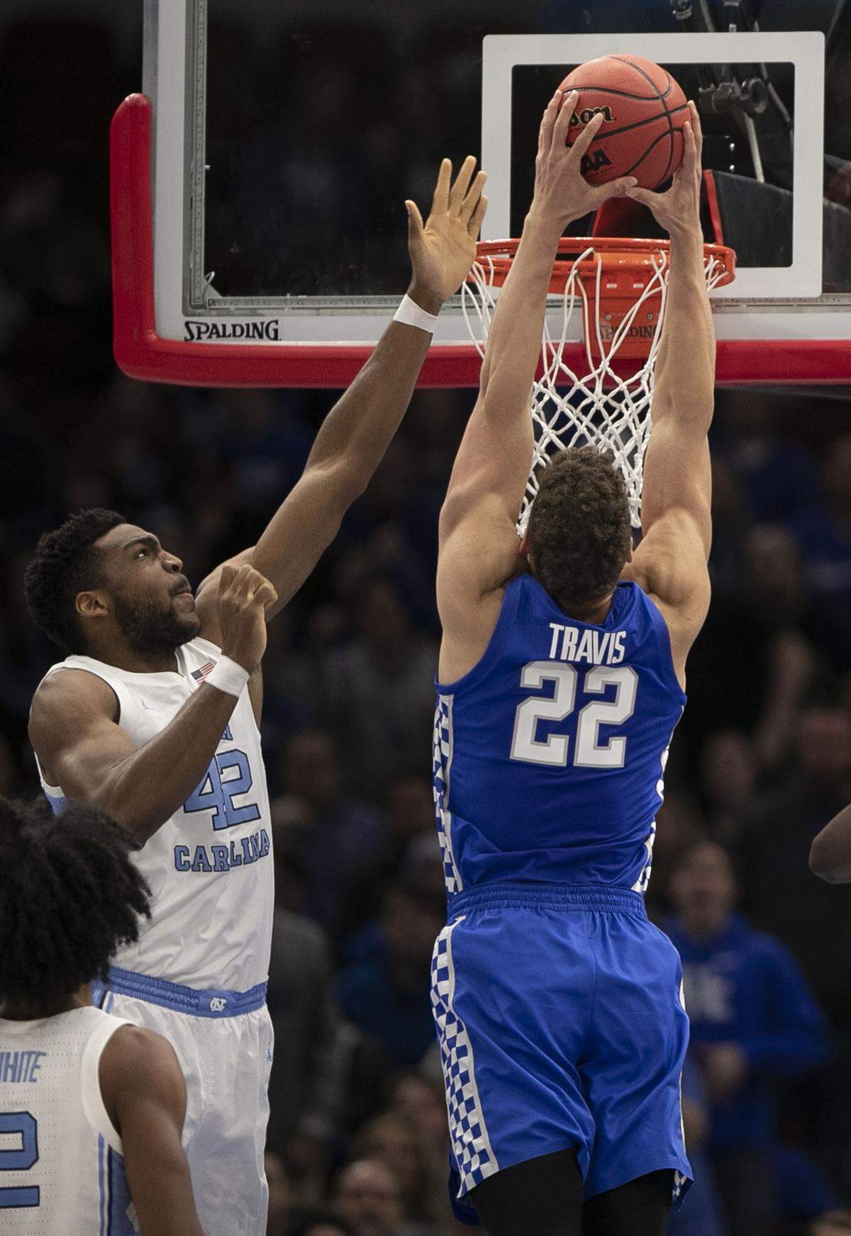 Kentucky’s Reid Travis (22) gets a dunk over North Carolina’s Brandon Huffman (42) during the second half of the 2018 CBS Sports Classic on Saturday, December 22, 2018 at United Center in Chicago, Illinois.