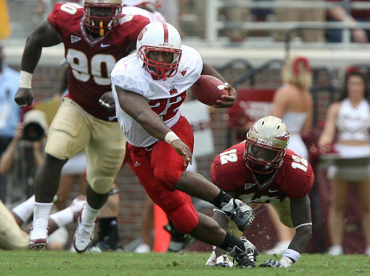 N.C. State’s Toney Baker scrambles for yards during the first half of N.C. State’s game against Florida State Saturday October 31, 2009, at Doak Campbell Stadium in Tallahassee, FL. Baker had 112 yards in the loss. ETHAN HYMAN - ethan.hyman@newsobserver.com