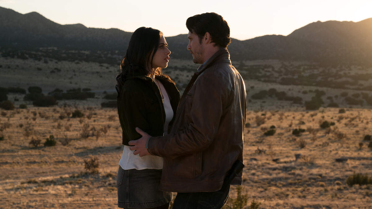 Roswell, New Mexico -- “Pilot” -- Image Number: ROS101b_0272ra.jpg -- Pictured (L-R): Jeanine Mason as Liz Ortecho and Nathan Dean Parsons as Max Evans -- Photo: Ursula Coyote/The CW -- ÃÂ© 2018 The CW Network, LLC. All rights reserved