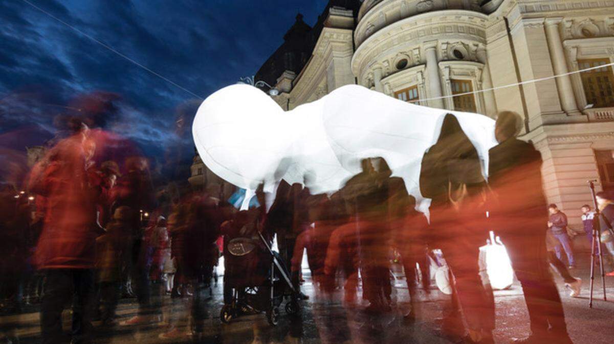 Artist Amanda Parer’s “What’s That?” which is part of her “Fantastic Planet” series. It’s seen here at the Spotlight — Bucharest International Light Festival. “What’s That?” will be at Raleigh’s Artsplosure Festival May 18-19.