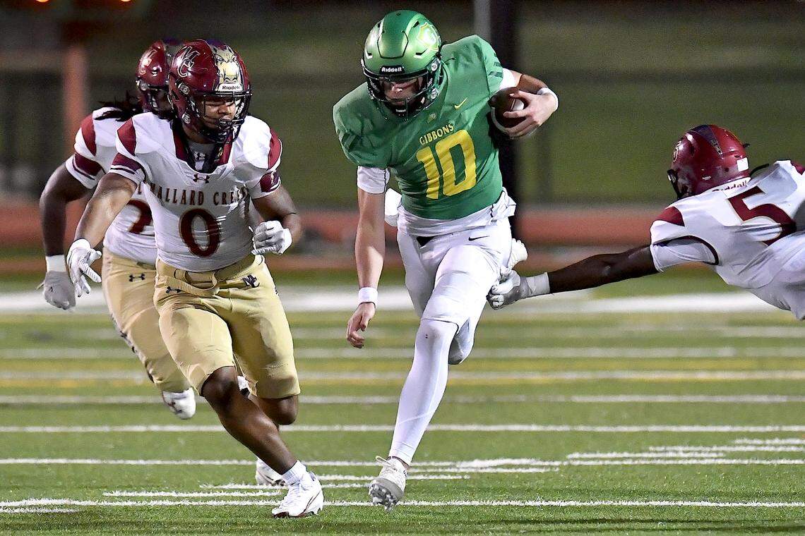 Cardinal Gibbons quarterback Conner Lindsey (10) rushes for yardage against Mallard Creek's Matthew Harris (0) and Dorian Dailey (10) during the first half. The Mallard Creek Mavericks and the Cardinal Gibbons Crusaders met in a non-conference football game in Raleigh, N.C. September 19, 2025