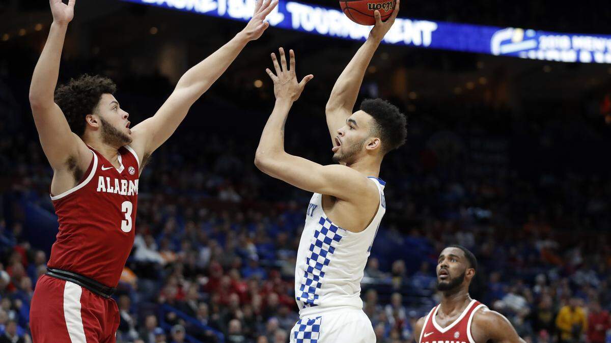 Kentucky's Sacha Killeya-Jones, center, shoots over Alabama's Alex Reese (3) as Alabama's Daniel Giddens (4) watches during semifinal game at the Southeastern Conference tournament on March 10, 2018, in St. Louis. Kentucky won 86-63. (AP Photo/Jeff Roberson)