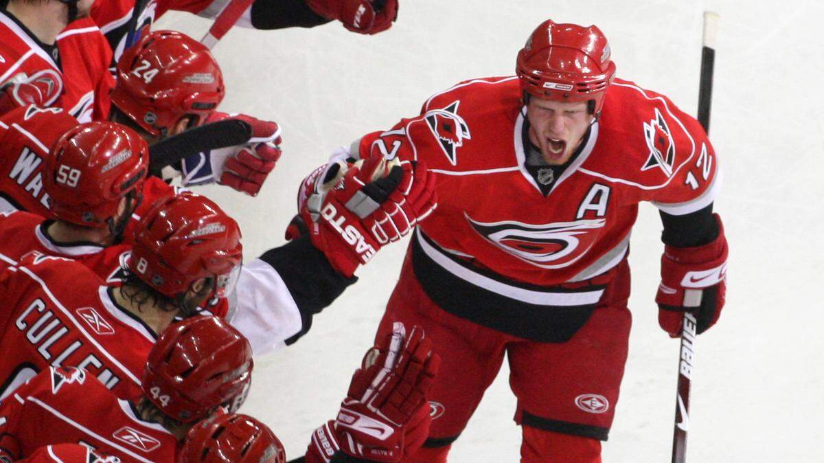 Carolina’s Eric Staal celebrates with the bench after scoring during the second period of the Carolina Hurricanes game against the Boston Bruins during the Eastern Conference semifinals Wednesday May 6, 2009, at the RBC Center. ETHAN HYMAN - ethan.hyman@newsobserver.com