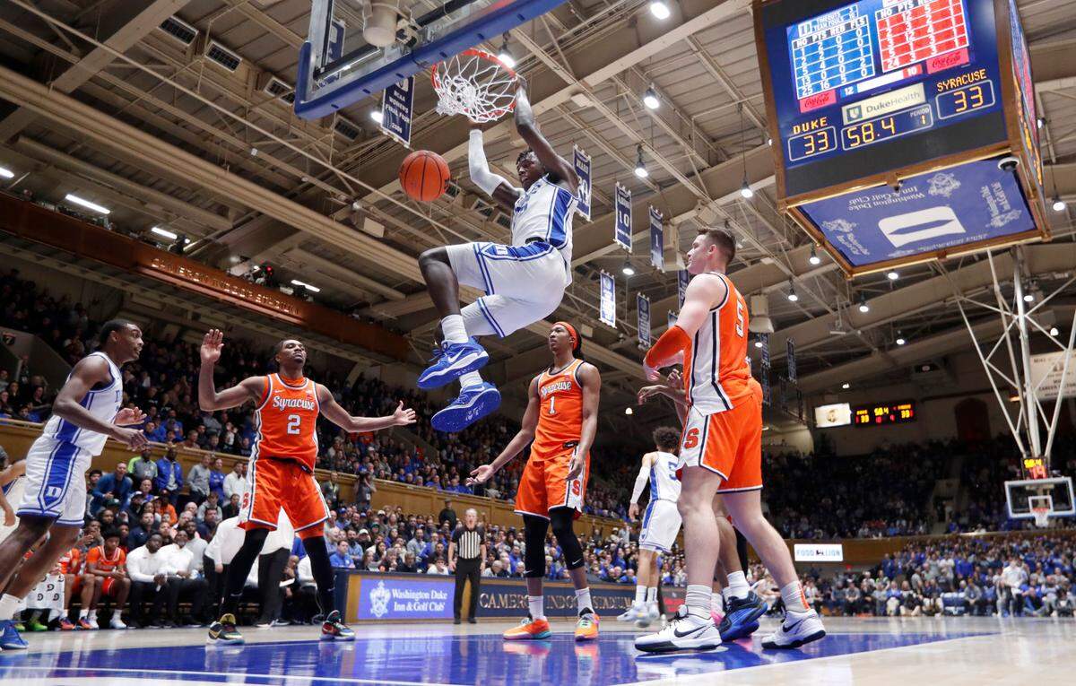Duke’s Mark Mitchell (25) slams in two in the first half during Duke’s 86-66 victory over Syracuse at Cameron Indoor Stadium in Durham, N.C., Tuesday, Jan. 2, 2024.
