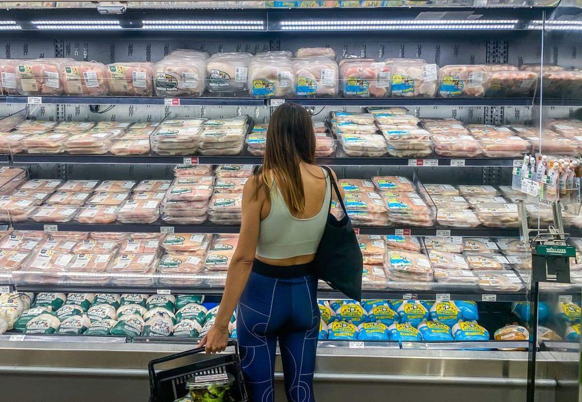 A woman shops for chicken at a supermarket in Santa Monica, California, on September 13, 2022. US annual inflation slowed slightly in August, largely thanks to falling gasoline prices -- but likely not enough to satisfy the Federal Reserve and President Joe Biden, as high prices continue inflicting pain on Americans. (Photo by Apu GOMES / AFP) (Photo by APU GOMES/AFP via Getty Images)