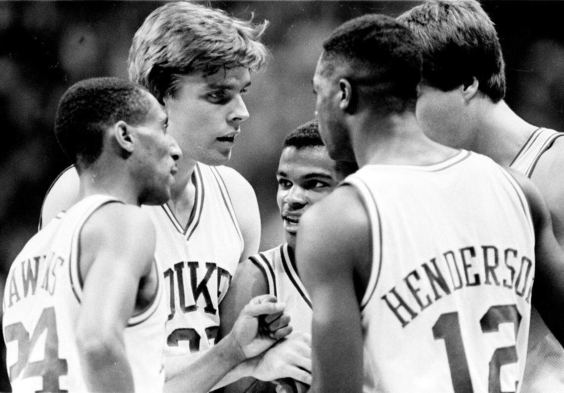 Duke guard Tommy Amaker, center, talks with his teammates (from left) Johnny Dawkins, Mark Alarie, Jay Bilas, and David Henderson, during the Blue Devils’ game against Louisville for the National Championship at Reunion Arena in Dallas on March 28, 1986.